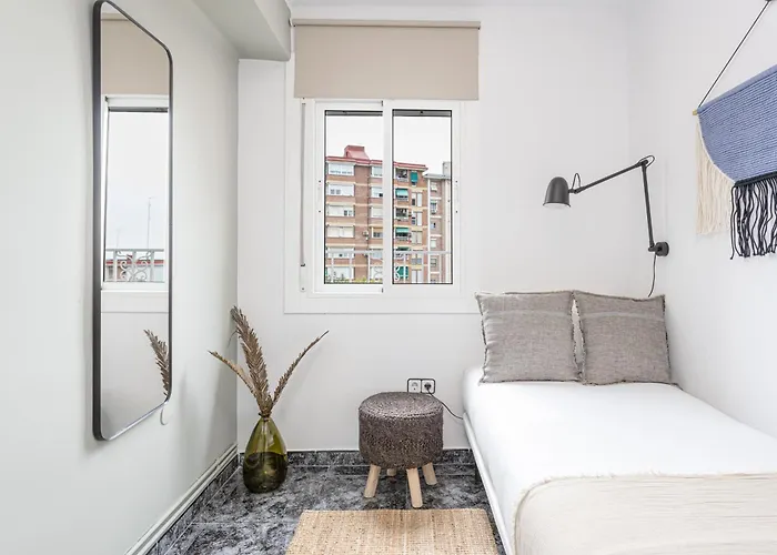 3 Bdr In Cornella 5 Mins Form The Metro Appartement