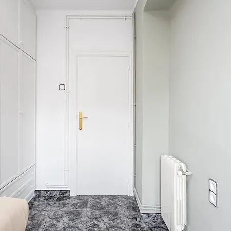 3 Bdr In Cornella 5 Mins Form The Metro Apartment *