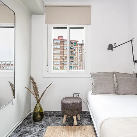 3 Bdr In Cornella 5 Mins Form The Metro Apartment